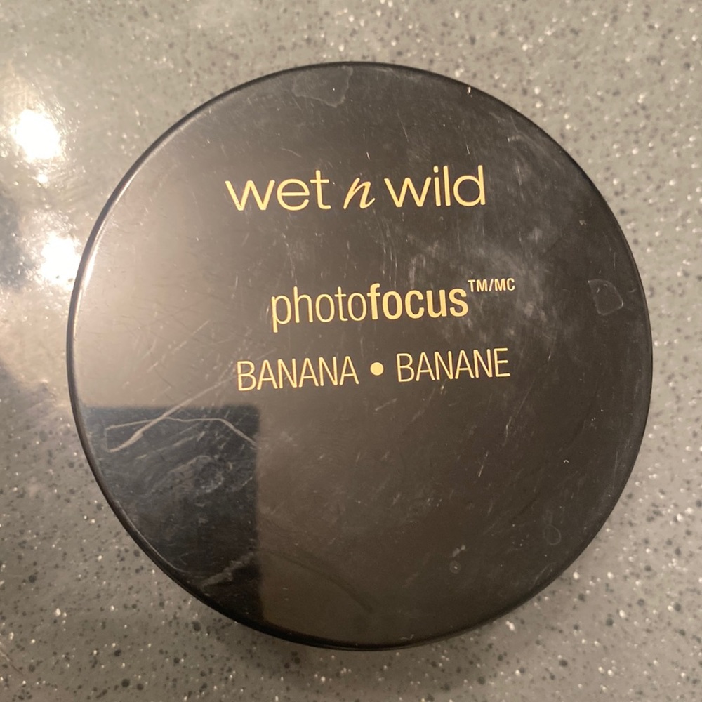 Wet and wild loose setting powder.521B Banana.